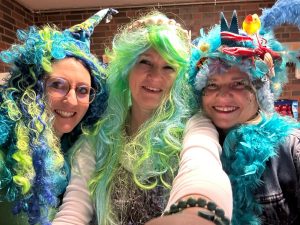 Drei kostümierte Lehrerinnen der KGS Lülsdorf